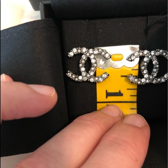 ❌SOLD❌ CHANEL 20B Ruthenium Crystal & Pearl Studs - Picture 9 of 11